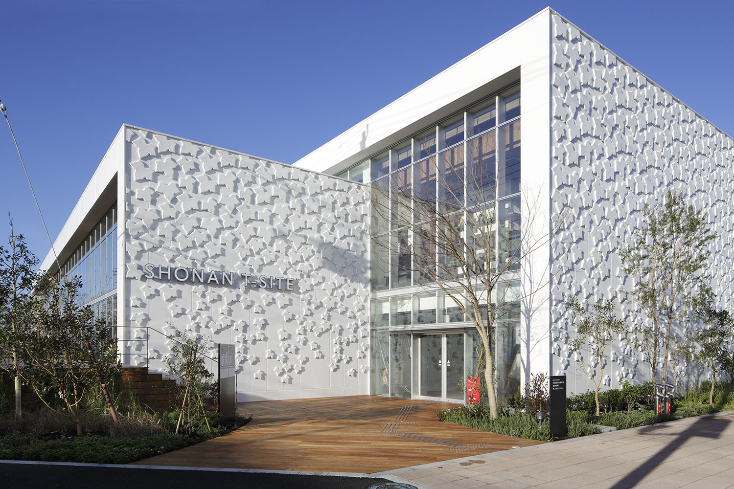 SHONAN TSUTAYA BOOKS